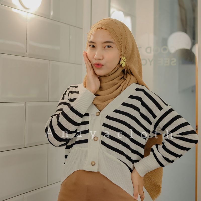 Mina Blaster Crop Cardy Rajut