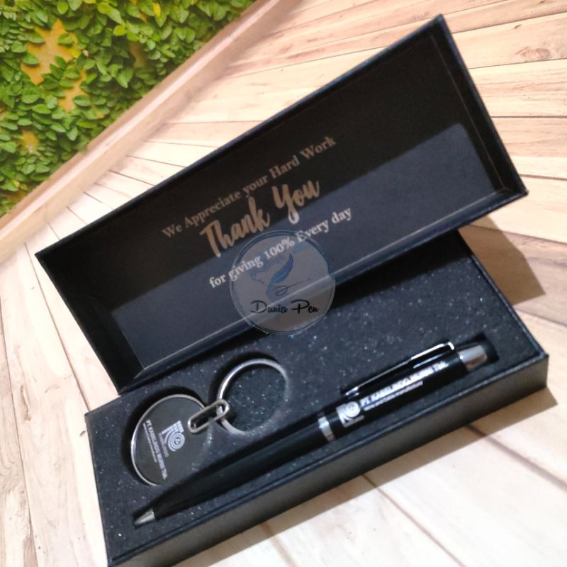 Set Hadiah Pulpen Logam dan Gantungan Kunci Custom Laser Grafir dalam Kotak Linen