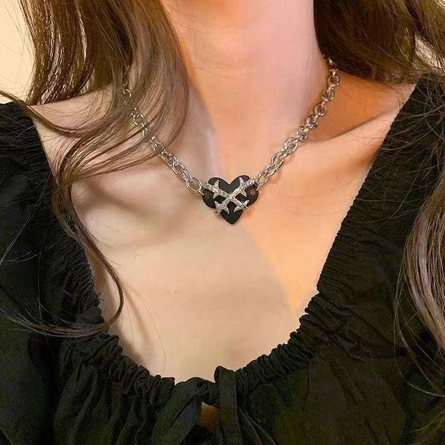 Kalung Rantai Choker Liontin Kupu-Kupu Hati Hitam Aksen Mutiara Warna Silver Untuk Wanita