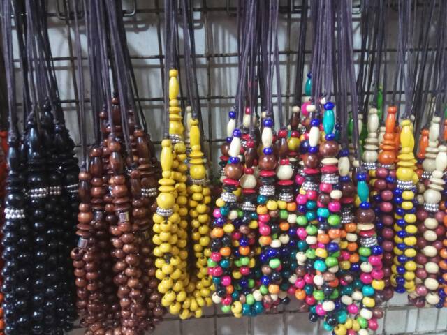 Kalung kayu bola boni warna warni