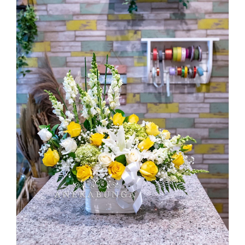 Rangkaian Pot Bunga Mawar Asli Kuning Ucapan Vas Keramik Fresh Yellow Rose Flower Ceramic Vase Kado 