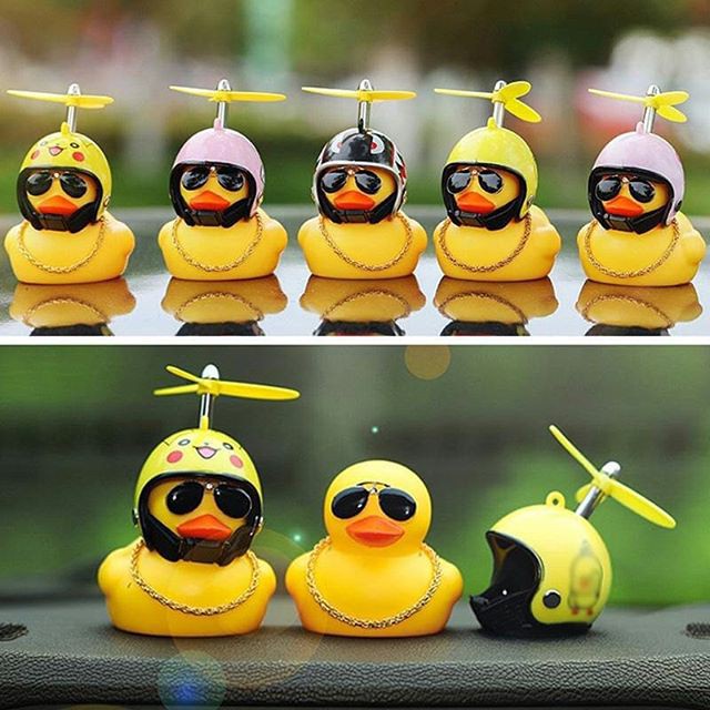 Bebek Helm Berbaling / Pajangan Untuk Mobil Sepeda Motor Helm / Mainan Bebek Hiasan Mobil / Mainan Pajangan Dashboard Mobil  / Mainan Anak Bebek Bebekan