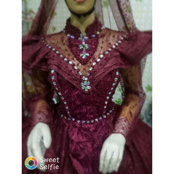 GAUN PENGANTIN MODEL SABRINA WARNA MAROON LENGKAP DENGAN SLAYER KERUDUNG