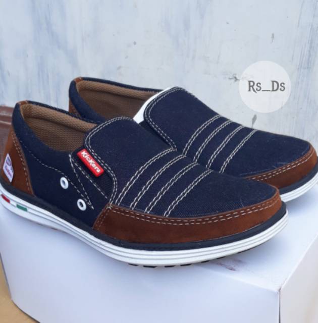 Sepatu Santai Casual Pria Wanita Slip On