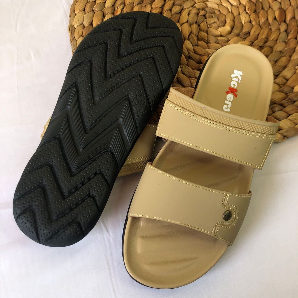 (TANPA KARDUS) SLOP TAMPAN 3 SENDAL PRIA terlaris kulit sintetis termurah Sandal pria dewasa Sandal pria Sandal jepit pria Sandal casual pria elegant Sandal kulit Share: Sandal Kasual Kulit Pria Original Model Jepit Pria Santai Ringan Sandal Jepit Pr