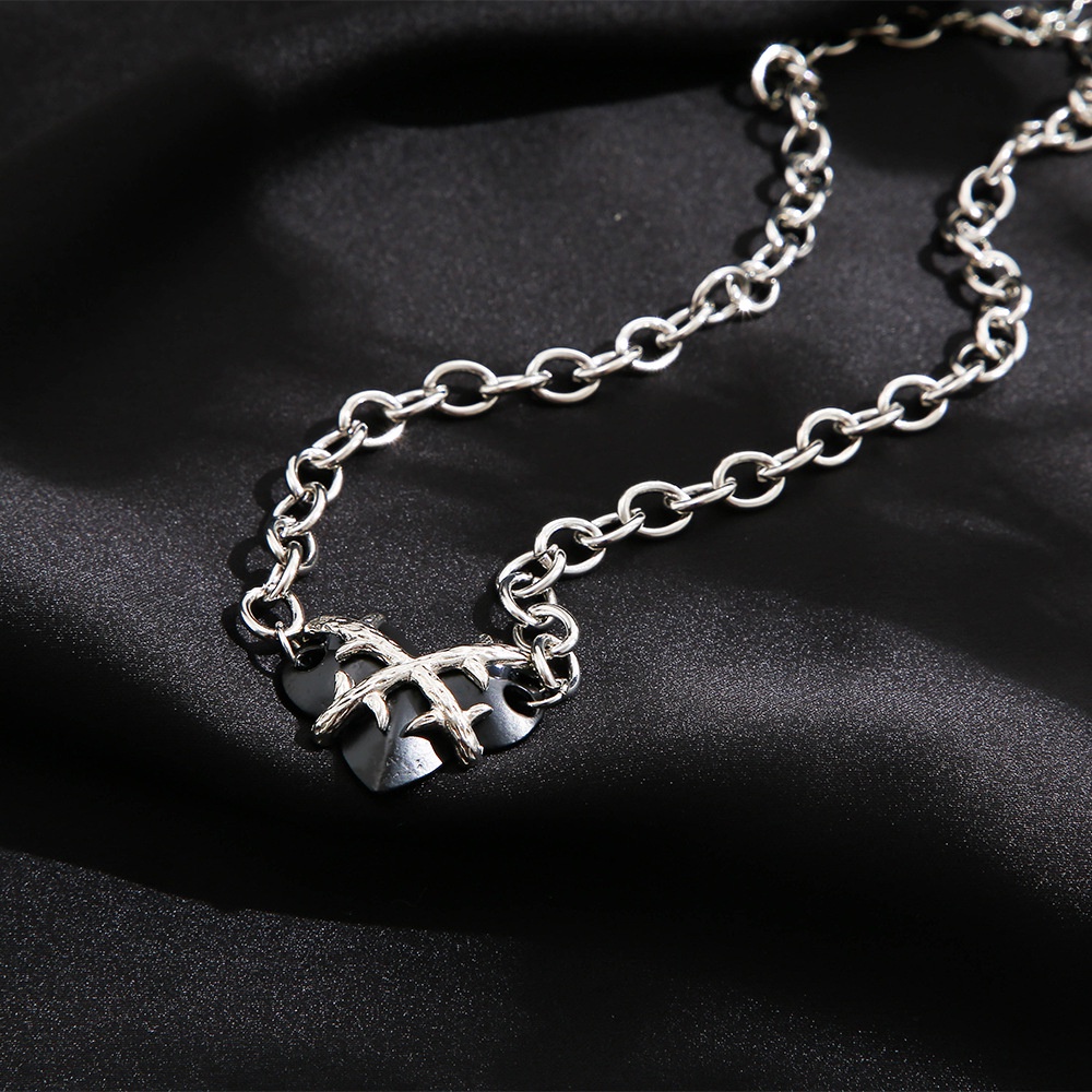 Kalung Rantai Choker Liontin Hati Hitam Besar Bahan Logam Warna Perak Gaya Vintage Untuk Wanita