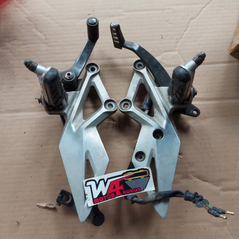 FOOT STEP POSTEP DEPAN NEW CBR 150R LED ORIGINAL