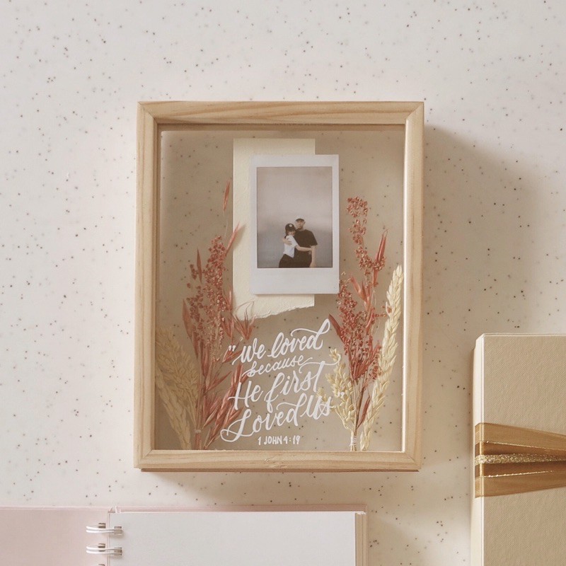 Gift Pressed Flowers in Frame dengan Instax/Polaroid