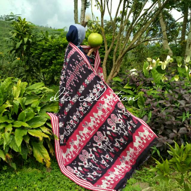 Kain tenun ikat etnik motive sumba