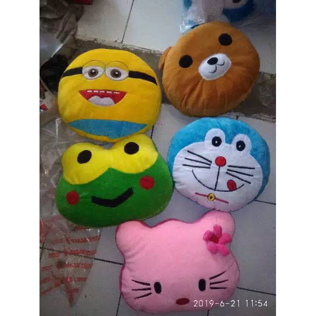 Bantal velboa kepala boneka karakter.