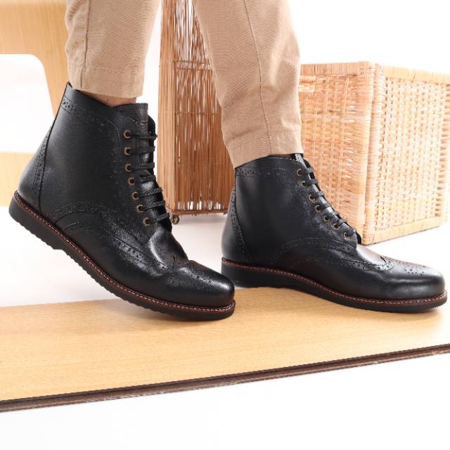 Sepatu boot wingtip kulit sapi asli model Barkley