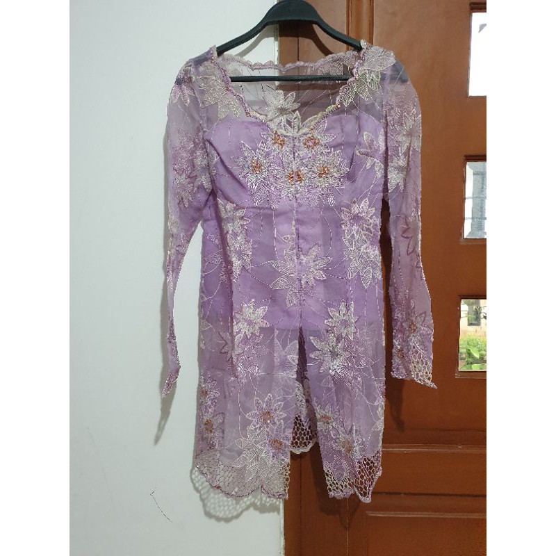 kebaya organdi ungu muda dengan payet