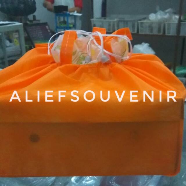 

Tas hantaran berkat serut mawar tipis tas hajatan tas spunbond murah