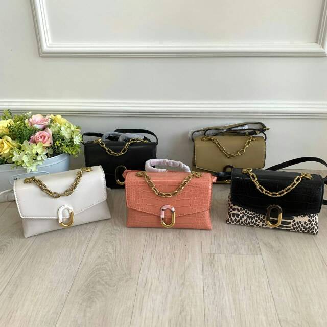 CHELLSARTASTORE : CK Chunky Chain Strap Trapeze Bag