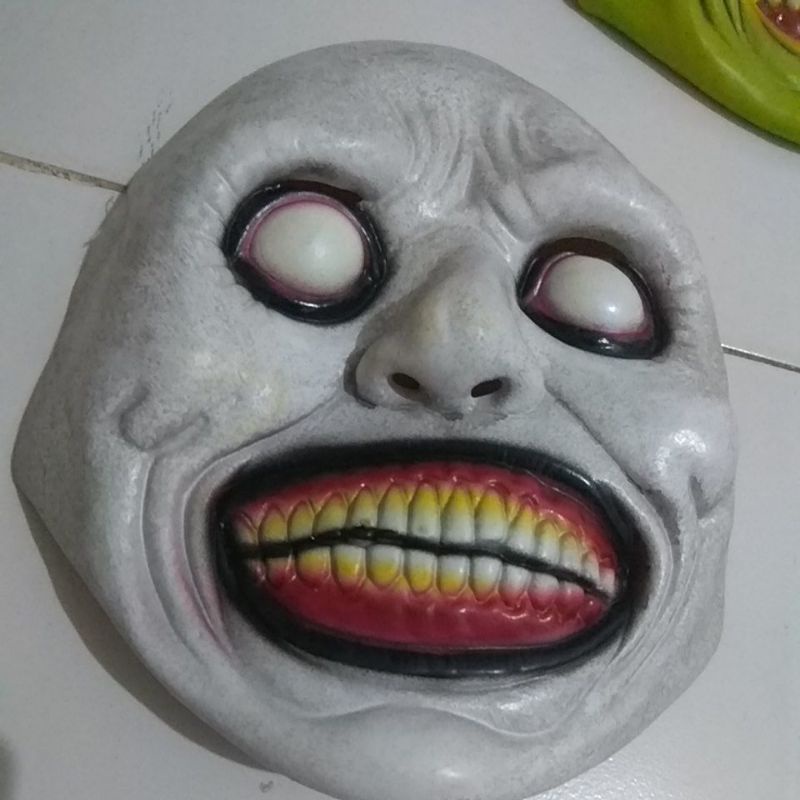 topeng seram mata putih Halloween Exorcist mask