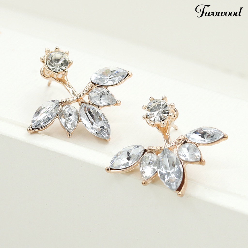 1 Pasang Anting Stud Bentuk Bunga Aksen Berlian Imitasi Bahan Alloy Untuk Wanita