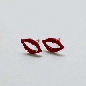 Anting Bibir Merah