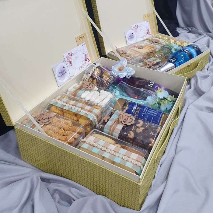 

Paket box hampers parcel kue kering kado ulang tahun - Size M:4kukis..
