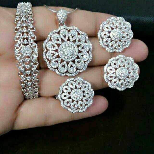 Set Perhiasan Replika Berlian