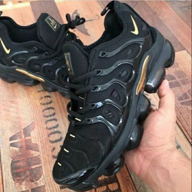 nike air vapormax plus gold