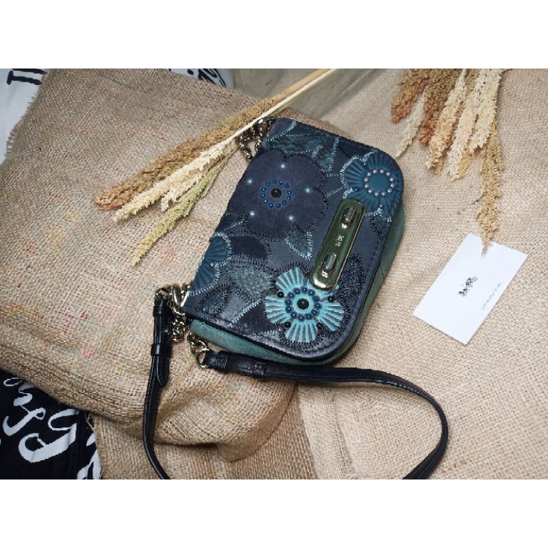 PRELOVE TAS BRANDED COACH