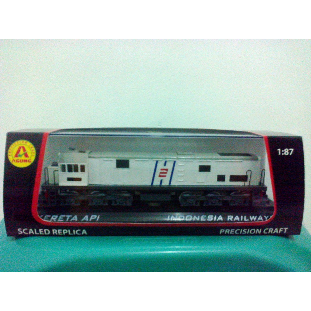 Miniatur Lokomotif CC 201 96 (striping khusus penarik rangkaian Parahyangan) Skala 1:86