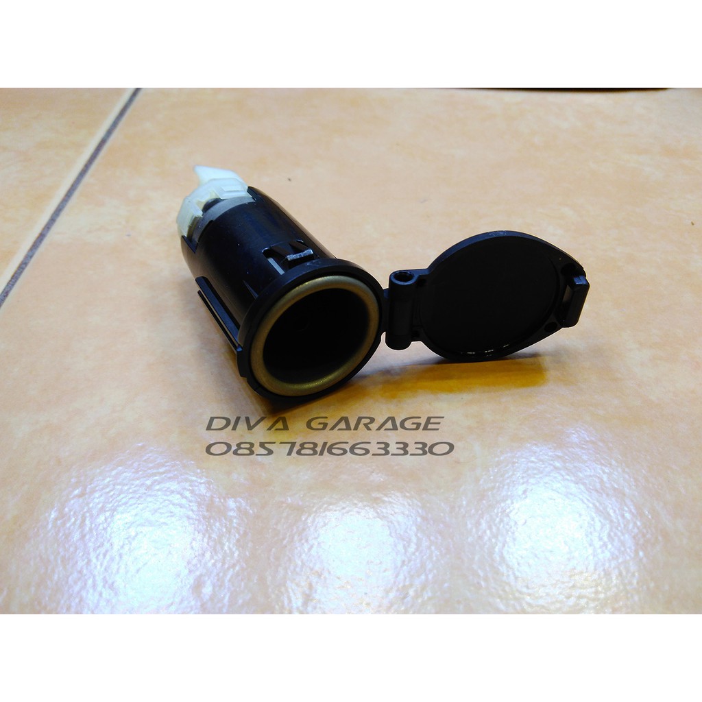12 V power outlet / socket lighter charger mobil motor original toyota