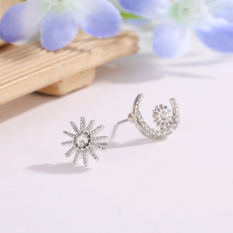 Anting asimetris segar dan kecil Versi korea Bintang bulan anting-anting berlian