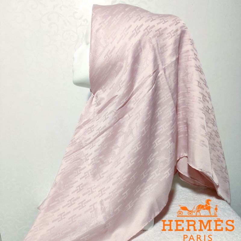 Kerudung Hijab Jilbab Scarf Segi Empat Ukuran 100x100cm Bahan Silk Tidak Licin Ada Logo Embos Premium