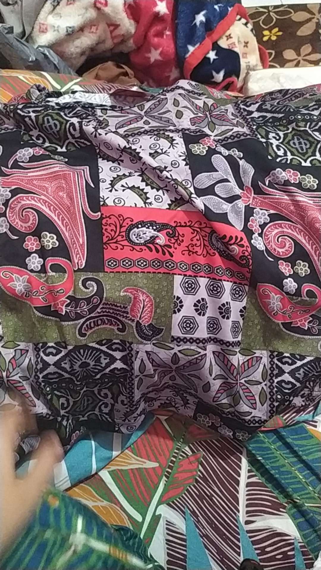 Monellina Marya Kaos Batik Crop Oversize Wanita