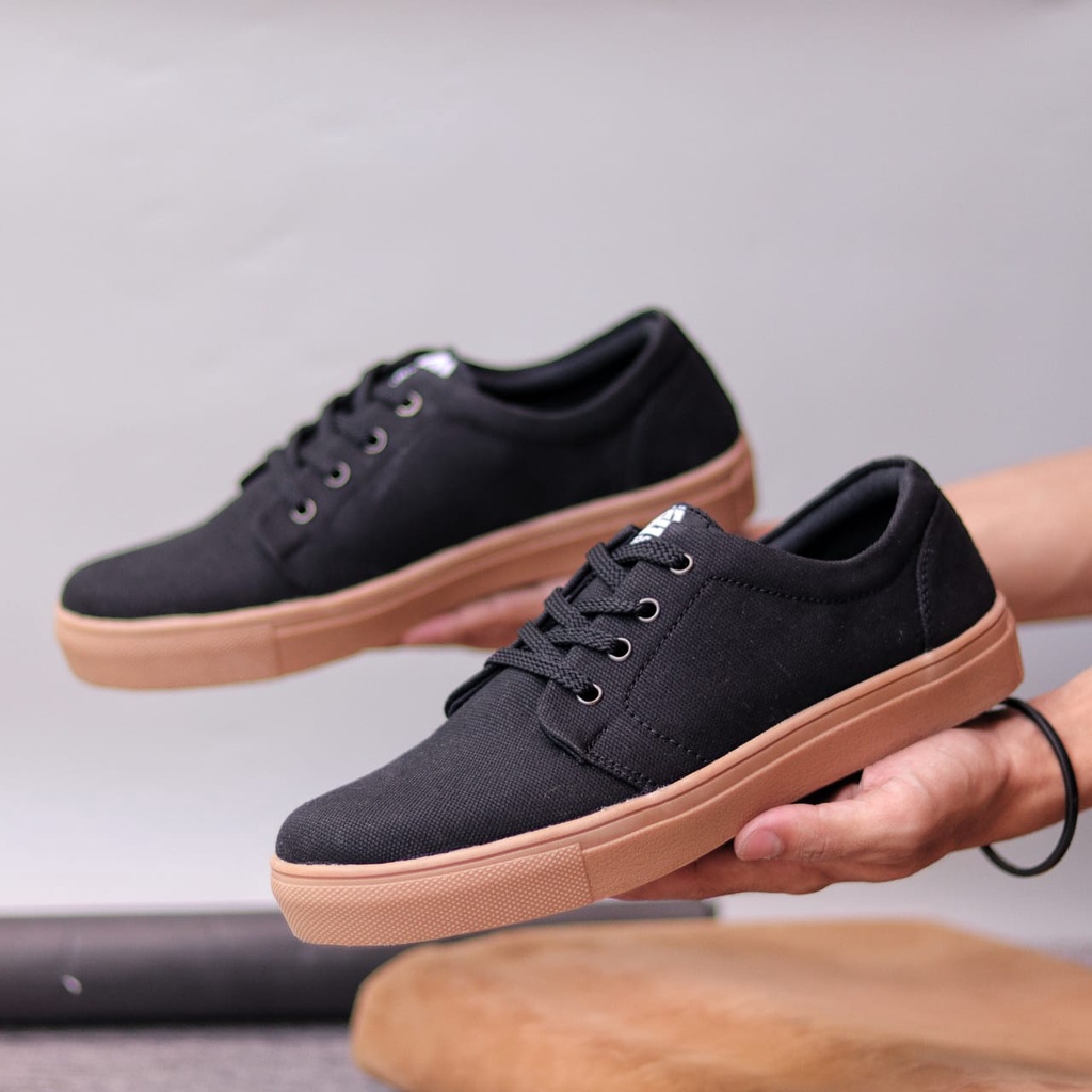 NERO Sepatu Kasual Sneakers Pria Original Sepatu Skate Cowok Trendy Simple Murah Anti Slip