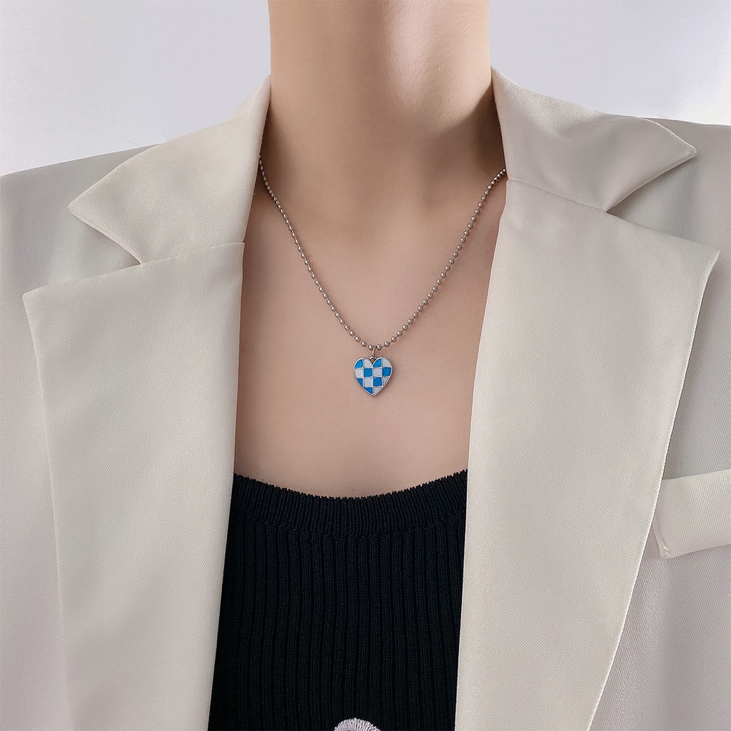 Kalung Rantai Liontin Hati Motif Kotak-Kotak Bahan Metal Warna Silver Gaya Punk Untuk Wanita