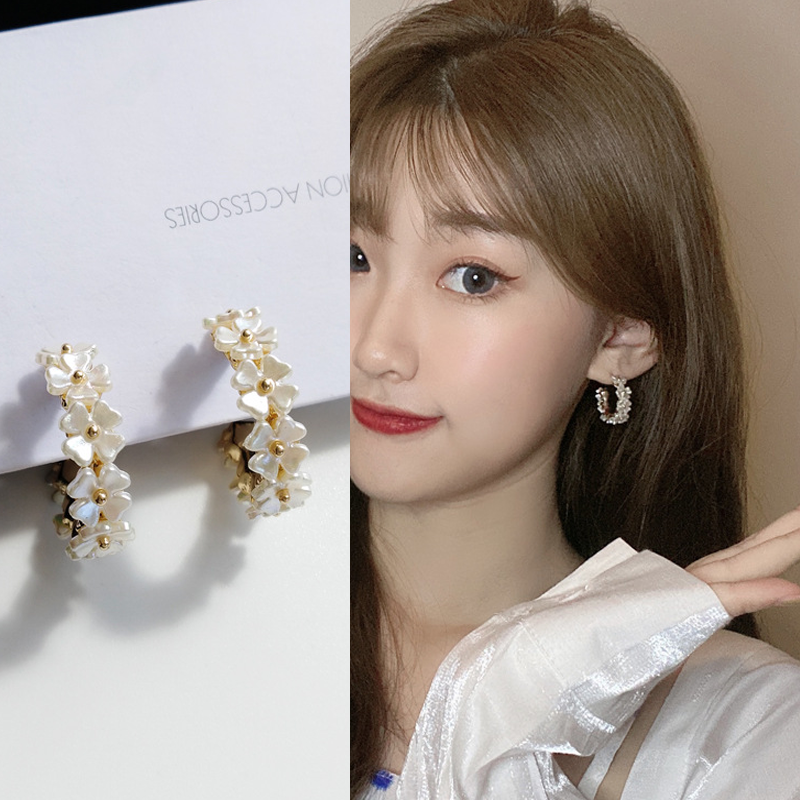 Anting Bentuk C Setengah Lingkaran Motif Kelopak Bunga Bahan resin Warna silver Untuk travel