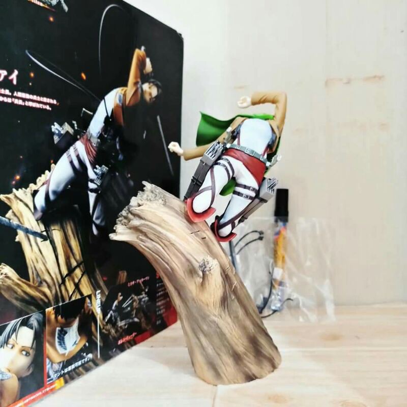 mainan statue figurelevi attack on titan