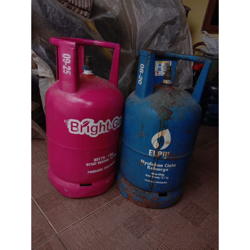 tabung gas 12 kg kosong ada 2 pc sesuai gambar. harga @350rb/tabung lokasi pondok ungu permai Bekasi