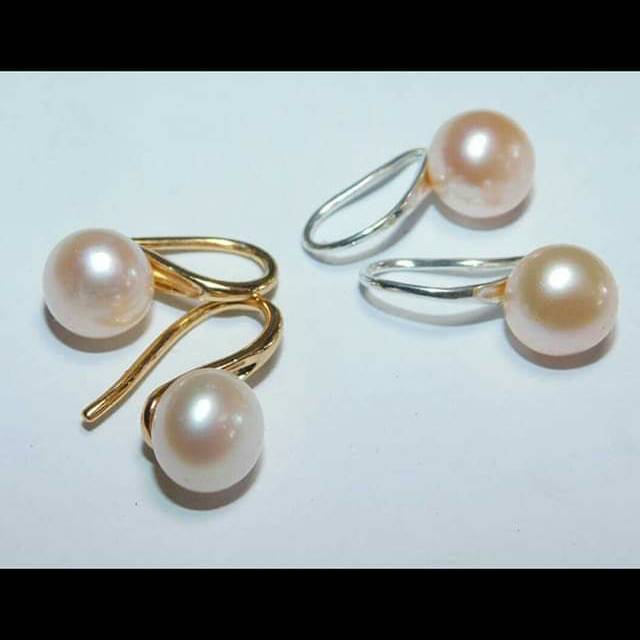 Anting sendok perak dan perak berlapis emas dengan mutiara air tawar