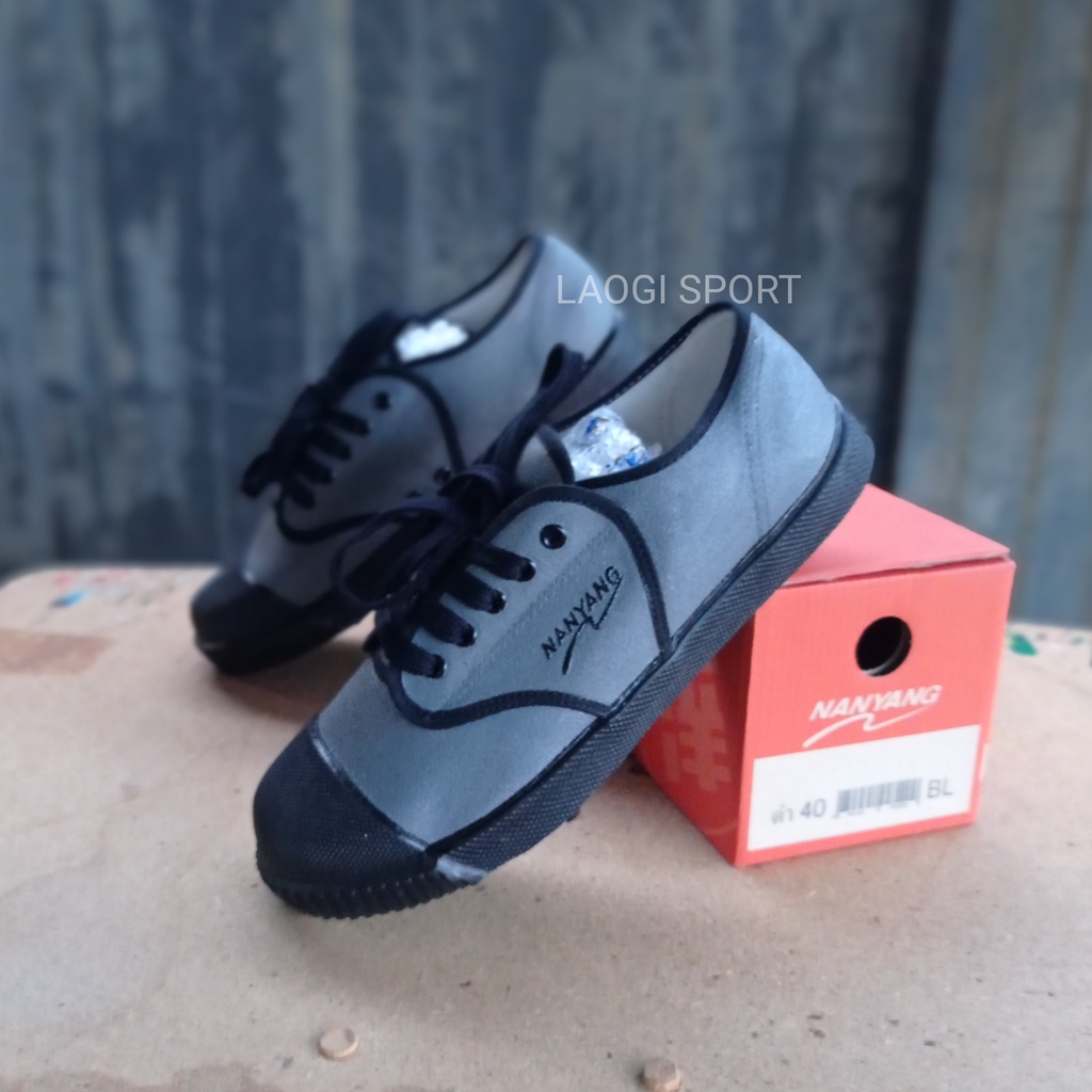 Nanyang sepatu takraw motif grey polos