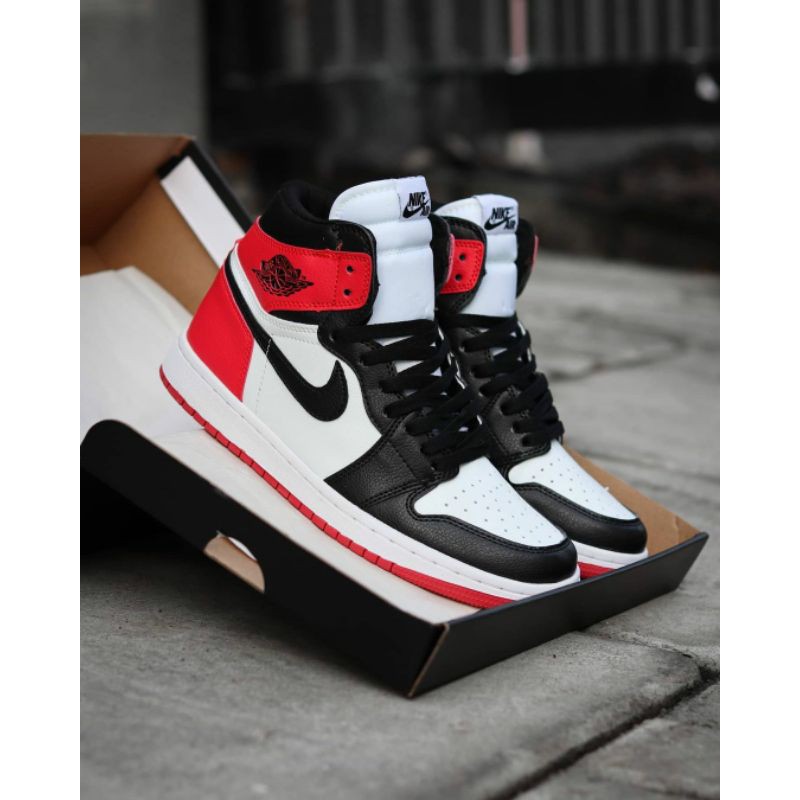 Sepatu Sneakers Nike Air Jordan 1 High Black Toe