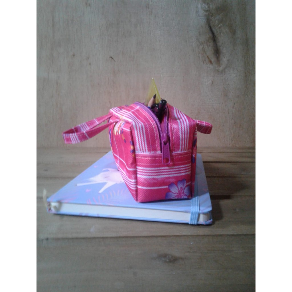 

Pensil Case Kotak Pensil Motif Bunga Kembang