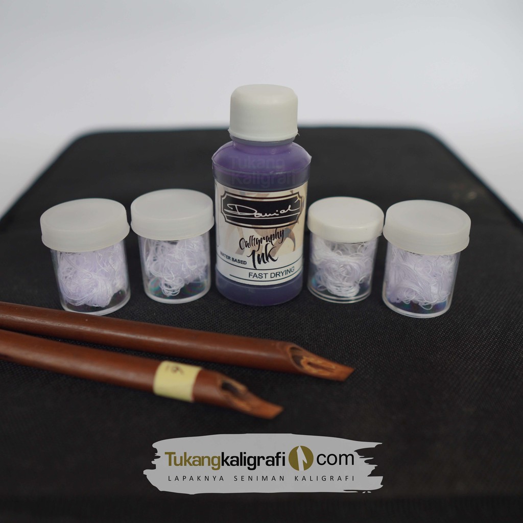 

Paket Alat Kaligrafi 3 (2tinta + 2Kalam + 4tempat tinta)