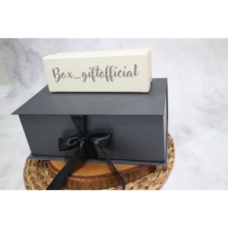 

GIFT BOX | KOTAK HADIAH | HAMPERS Panjang 27cm X Lebar 27cm X Tinggi 10cm