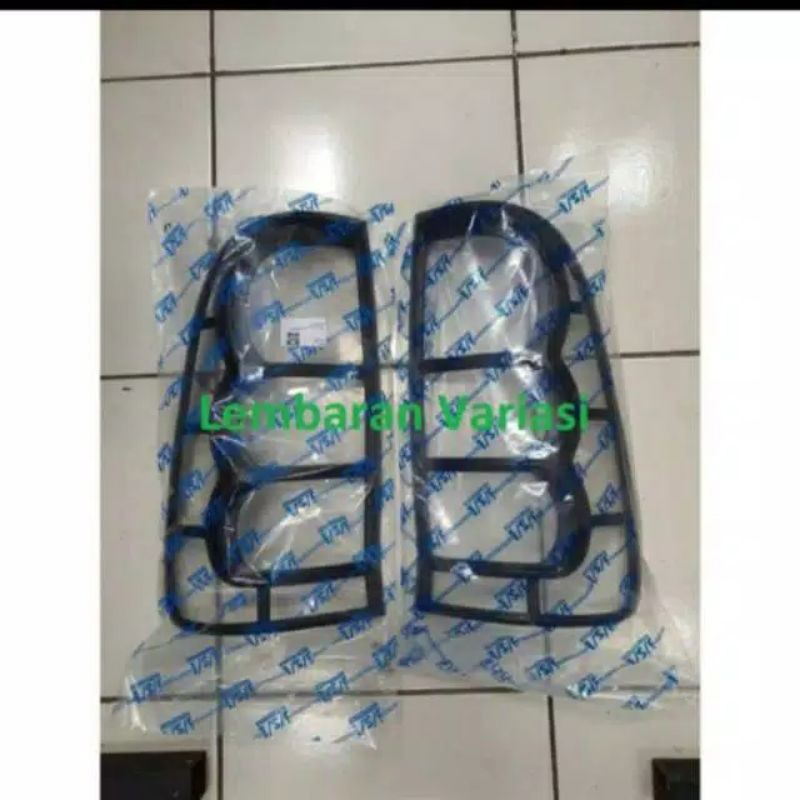 Garnish lampu belakang Hilux/ tail lamp garnish Hitam &amp; Chrome  jsl