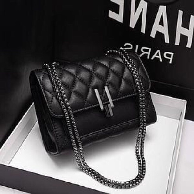 SLINGBAG CHELSY EMBOS AMORA KUNCI PUTAR TAS KULIT RANTAI BESI MOTIF KETUPAT TAS SLEMPANG IMPORT