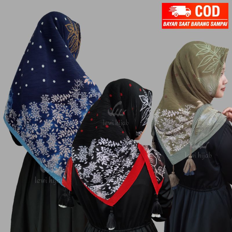 HIJAB SEGI EMPAT PLISKET Pom Tassel Motif bahan Voal Wolpeach by Adabia