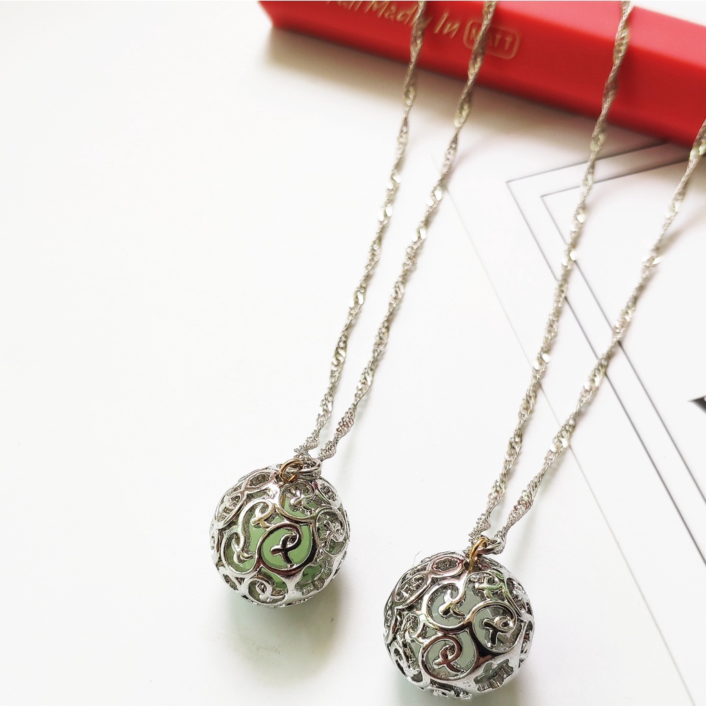 Kalung Rantai Klavikula Dengan Liontin Manik-Manik Bulat Hollow Bahan zinc alloy luminous Untuk Wanita