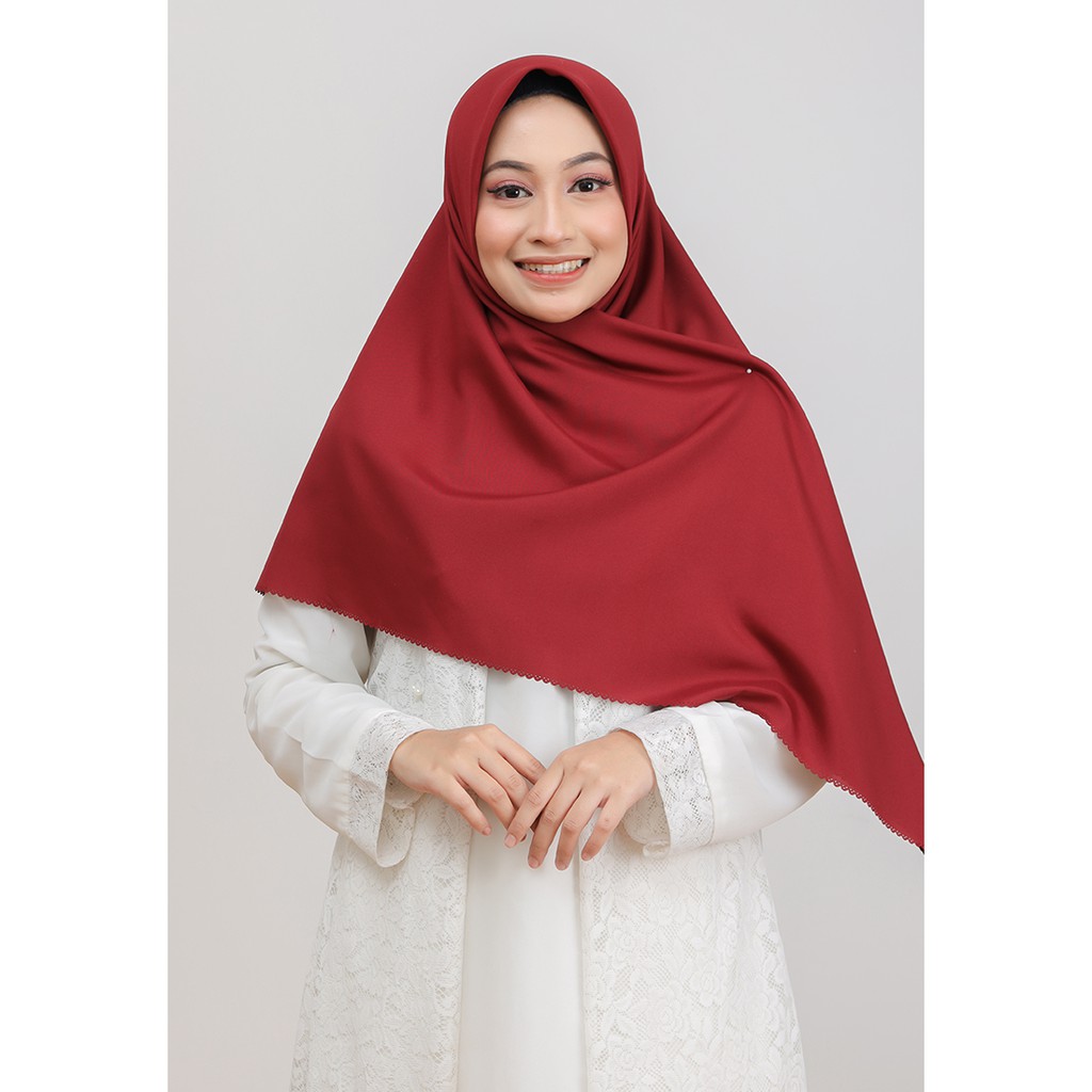Umama Scarf - Kerudung Polos Segi Empat Voal Miracle Plain Syar'i Lc (3)-Red Velvet