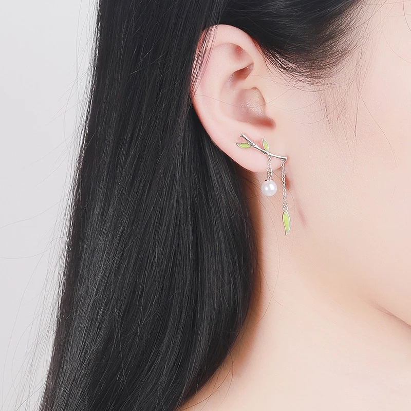 Anting Tusuk Asimetris Bahan Bambu Warna Hijau Gaya Vintage Untuk Wanita