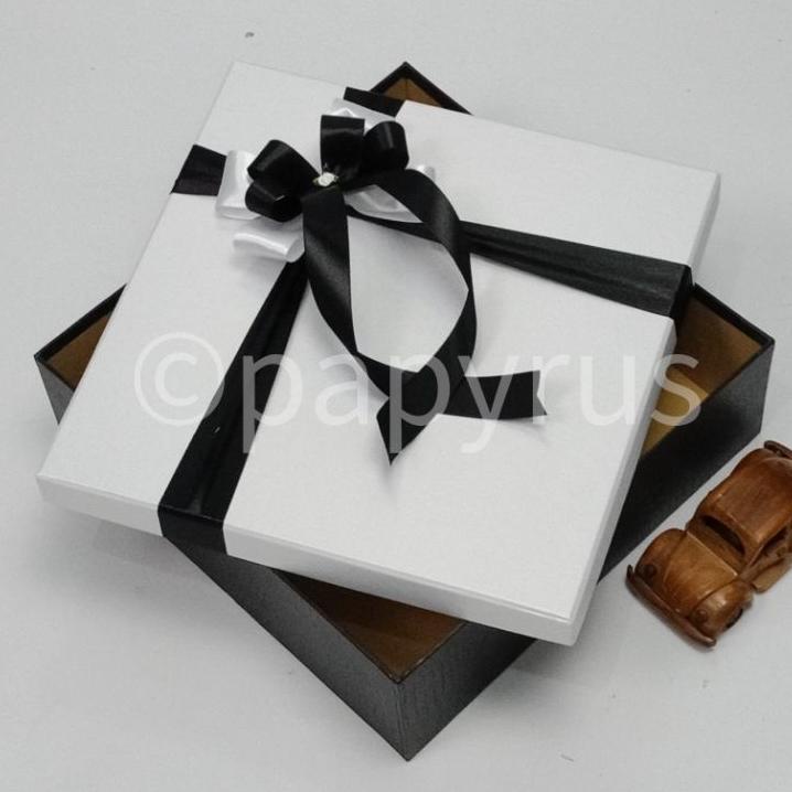 

Papyrus 30X30 Tinggi 10Cm Kotak Kado Gift Box Hadiah Kota Kado