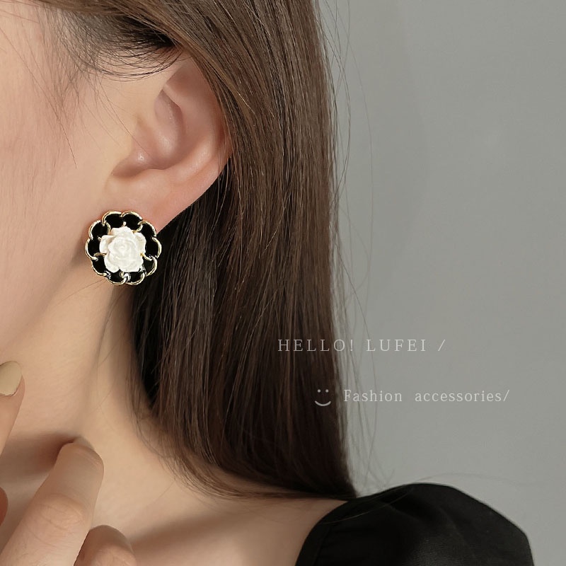 Anting Tusuk Motif Bunga simple Ala retro Warna Hitam Untuk Wanita