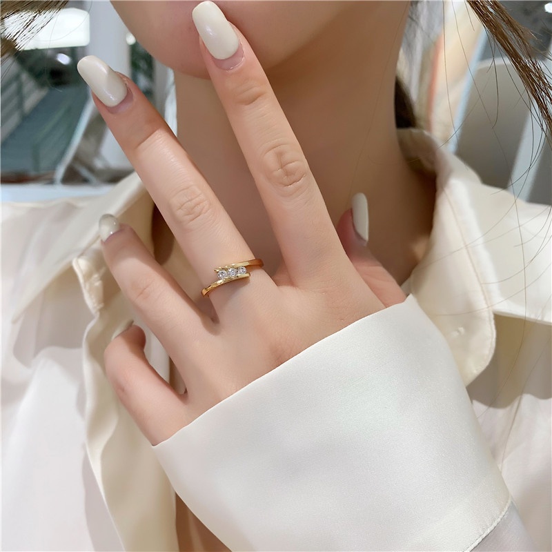 Cincin Wanita Bahan Titanium Steel Warna Gold Hias Kristal / Berlian Gaya Simple Adjustable Untuk Pernikahan